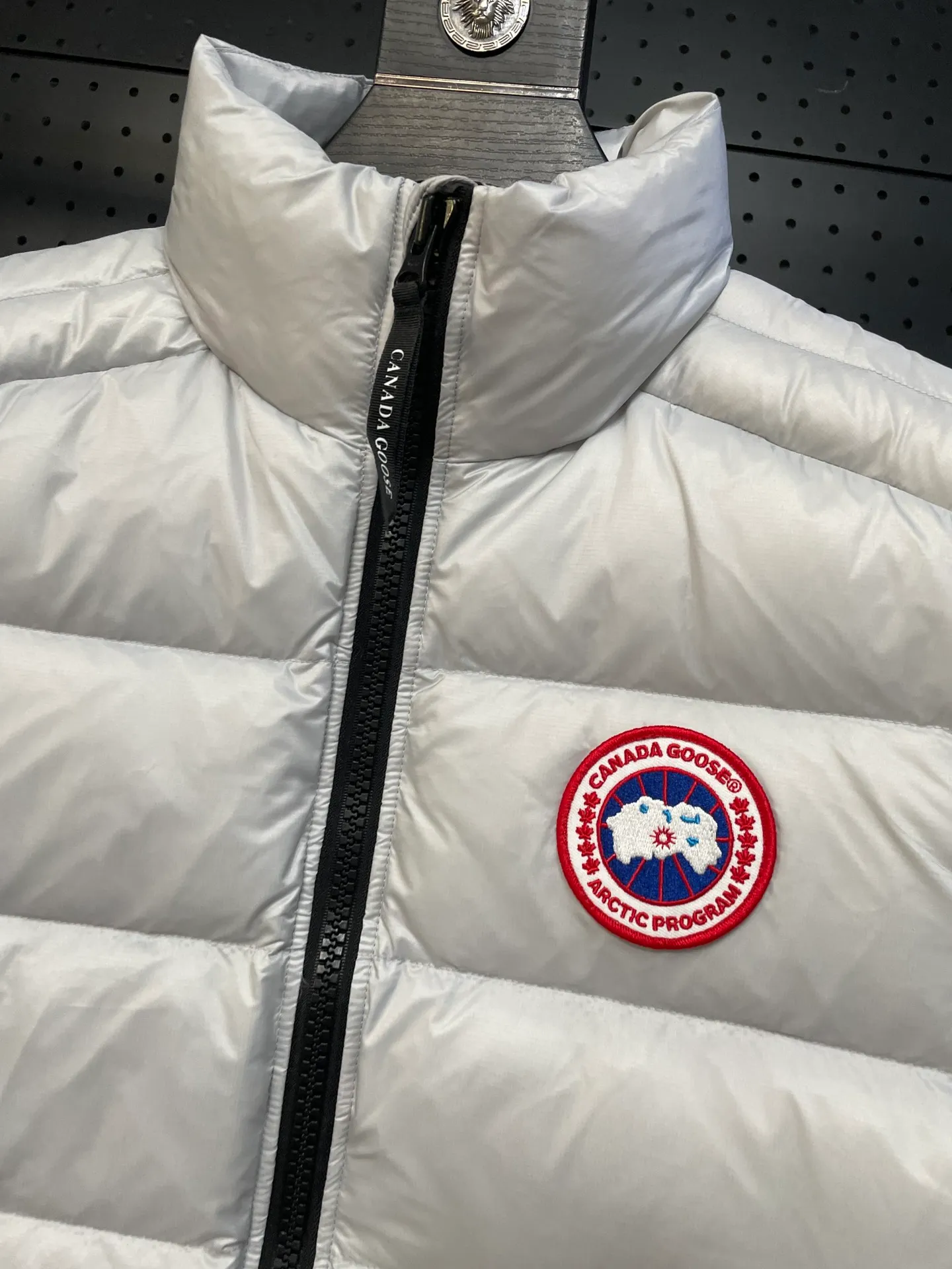 P560 Canadian brand CanadaGoose men's and women's CROFTON lightweight down vest 2229M DWR water-repellent treatment WindWall windproof fabric 700 fleece filling original mold opening details one to one production The upper body effect is stunning Exclusively available on the Xiaohongshu purchasing platform The highest version on the market Size: XS S M L XL XXL